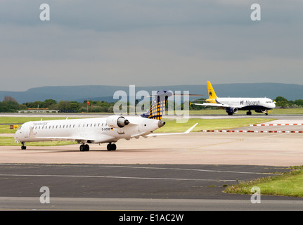 Eurowings Bombardier CRJ900 CL-600 nächste Generation D-ACNB Verkehrsflugzeug des Rollens am Flughafen Manchester England Vereinigtes Königreich UK Stockfoto