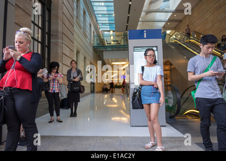 Brisbane Australien, Queensland CBD Central Business, District, Central Station, öffentliche Verkehrsmittel, Bahnhof, Erwachsene Erwachsene Frau Frauen Dame Stockfoto