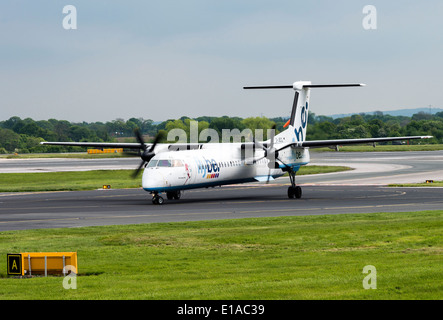 Flybe Bombardier Q400 DHC-8-402 G-JECL-Verkehrsflugzeug des Rollens bei der Ankunft am Flughafen Manchester England Vereinigtes Königreich UK Stockfoto