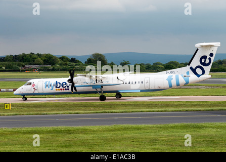 Flybe Bombardier Q400 DHC-8-402 G-JECL-Verkehrsflugzeug des Rollens bei der Ankunft am Flughafen Manchester England Vereinigtes Königreich UK Stockfoto