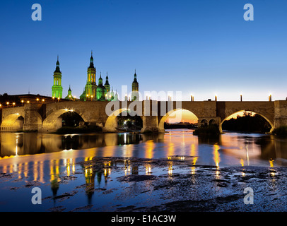 Basilika "El Pilar" über den Fluss Ebro. Abenddämmerung Blick. Zaragoza, Spanien. Stockfoto