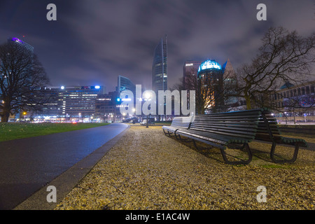 Eine Bank mit Blick auf die Skyline von den Haag. Stockfoto