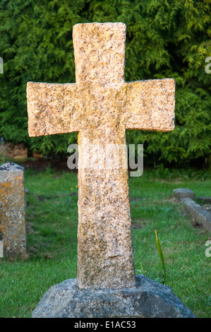 Granit Kreuz auf dem Friedhof der Holy Trinity Church, begleitet von Shakespeare in Stratford, England Stockfoto