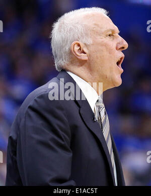 25. Mai 2014 - Oklahoma City, OKLAHOMA, USA - San Antonio Spurs Trainer Gregg Popovich ruft ein Spiel während der zweiten Hälfte handeln in Spiel 3 der Western Conference Finals gegen die Oklahoma City Thunder Sonntag, 25. Mai 2014 in Chesapeake Energy Arena in Oklahoma City, OK. Der Donner gewann 106-97. (Kredit-Bild: © San Antonio Express-News/ZUMAPRESS.com) Stockfoto