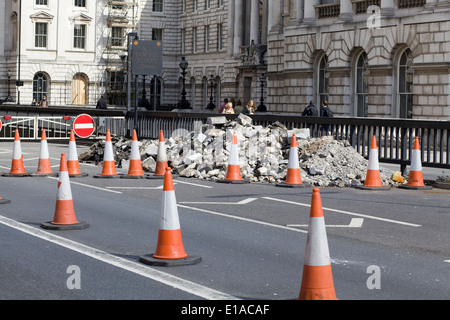 Leitkegel und geschlossen Straßenschild in London England Stockfoto