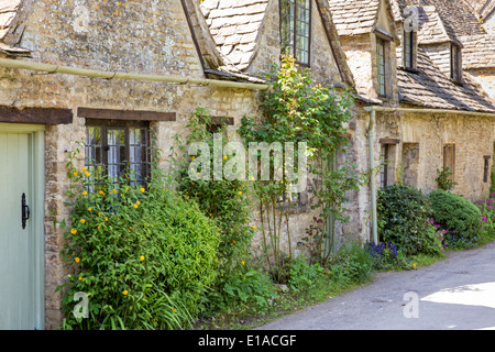 Arlington Row in Cotswold Dorf Bibury, Gloucestershire, England, Großbritannien Stockfoto