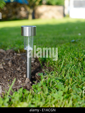 Garten Solarlampe setzen Sie in die Erde, Closeup, erschossen. Stockfoto