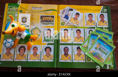 Sammelkarten und das Maskottchen der WM 2014 in Brasilia Brasilien, im Vorgriff auf die Juni 2014 Fußball-Spiele Stockfoto