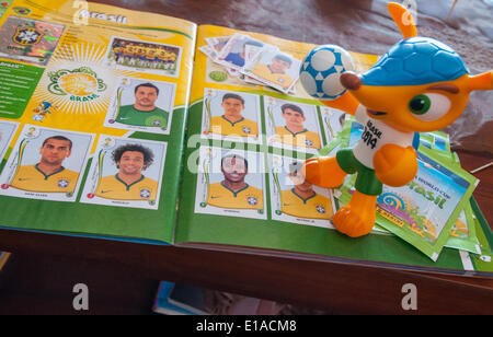 Sammelkarten und das Maskottchen der WM 2014 in Brasilia Brasilien, im Vorgriff auf die Juni 2014 Fußball-Spiele Stockfoto