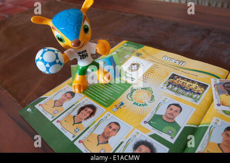 Sammelkarten und das Maskottchen der WM 2014 in Brasilia Brasilien, im Vorgriff auf die Juni 2014 Fußball-Spiele Stockfoto