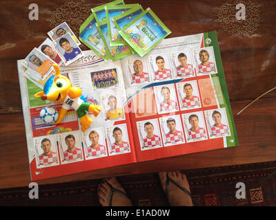 Sammelkarten und das Maskottchen der WM 2014 in Brasilia Brasilien, im Vorgriff auf die Juni 2014 Fußball-Spiele Stockfoto