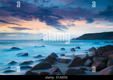 Sonnenuntergang am Sennen Cove Beach, Cornwall, UK mit Blick auf Cape Cornwall Stockfoto