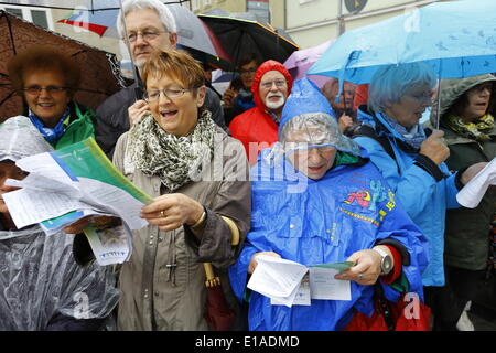 Regensburg, Deutschland. 28. Mai 2014. Die Gemeindemitglieder singen während der Eröffnungsfeier der Deutscher Katholikentag in Regensburg. 99. Kongress der katholischen Kirche in Deutschland läuft vom 28. Mai bis 1 Juni mit erwarteten 80.000 Besuchern. Bildnachweis: Michael Debets/Alamy Live-Nachrichten Stockfoto