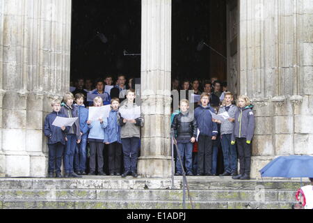 Regensburg, Deutschland. 28. Mai 2014. Die Regensburger Domspatzen (Regensburg Cathedral Choir) singen bei der Eröffnungsfeier des Deutscher Katholikentag in Regensburg. 99. Kongress der katholischen Kirche in Deutschland läuft vom 28. Mai bis 1 Juni mit erwarteten 80.000 Besuchern. Bildnachweis: Michael Debets/Alamy Live-Nachrichten Stockfoto