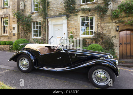 Ein schwarzes MG TF klassische Auto geparkt in Cotswold Stadt Burford, Oxfordshire, England, Großbritannien Stockfoto