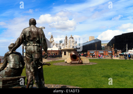 Die Auswanderer-Statue am historischen Hafen von Liverpool, Albert Dock, Liverpool, England. Stockfoto