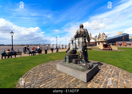 Die Auswanderer-Statue am historischen Hafen von Liverpool, Albert Dock, Liverpool, England. Stockfoto