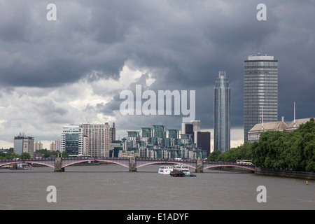 Gewitterhimmel, Blick nach Süden entlang der Themse gegenüber Lambeth Bridge, London, England, UK Stockfoto