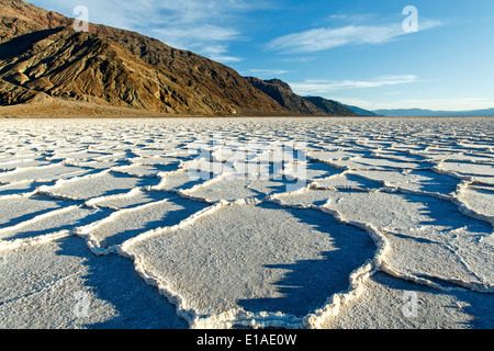 Polygonale Salinen und Black Range, Badwater Basin, Death Valley Nationalpark, Kalifornien USA Stockfoto