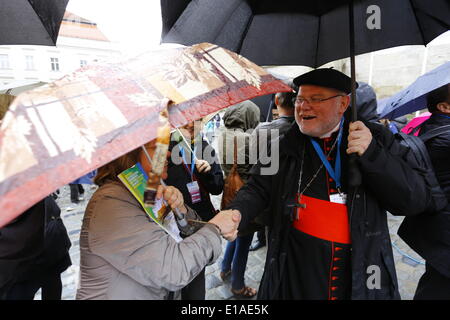 Regensburg, Deutschland. 28. Mai 2014. Reinhard Marx, Kardinal-Erzbischof von München und Freising (rechts) begrüßt eine Frau an Deutscher Katholikentag in Regensburg. 99. Kongress der katholischen Kirche in Deutschland läuft vom 28. Mai bis 1 Juni mit erwarteten 80.000 Besuchern. Bildnachweis: Michael Debets/Alamy Live-Nachrichten Stockfoto