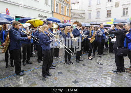 Regensburg, Deutschland. 28. Mai 2014. Eine christliche Blaskapelle spielt bei der Eröffnungsfeier des Deutscher Katholikentag in Regensburg. 99. Kongress der katholischen Kirche in Deutschland läuft vom 28. Mai bis 1 Juni mit erwarteten 80.000 Besuchern. Bildnachweis: Michael Debets/Alamy Live-Nachrichten Stockfoto