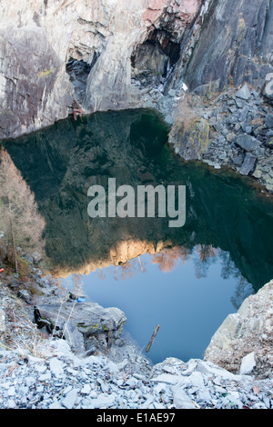 Blick nach unten ins Hodge Nähe Steinbruch, ein ehemaliges Schieferbergwerk im Tilberthwaite-Tal, Cumbria Stockfoto