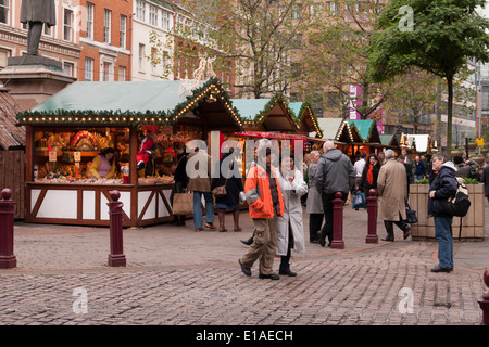 Stände auf den Weihnachtsmärkten in Manchesters St Annes Platz Stockfoto