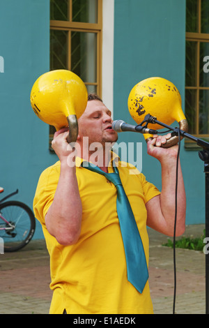 Fitness Mann training mit Kettlebell und Gesang. Leistung für die Gäste des Museums. Stockfoto