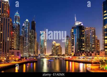 Skyline von modernen Hochhäusern in Dubai Marina, Vereinigte Arabische Emirate. Stockfoto