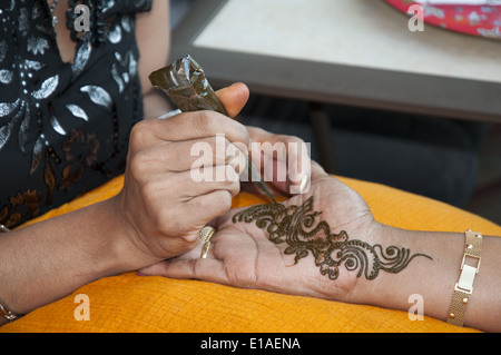 Anwenden einer Hennah Tätowierung auf einer anderen Frau Hand- und Armbewegungen während ein Mehndi Frau Stockfoto