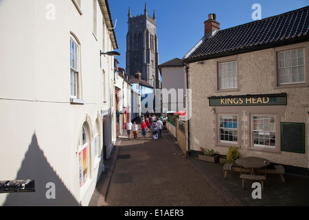 Cromer alte schmale hohe Straße zur Pfarrkirche St. Martin Stockfoto