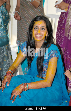 Schöne indische Braut, während eine Pithi oder Vidhi Pre-Hochzeits-Zeremonie zu sitzen. Stockfoto