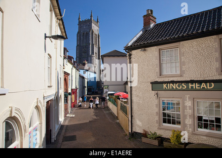 Cromer alte schmale hohe Straße zur Pfarrkirche St. Martin Stockfoto