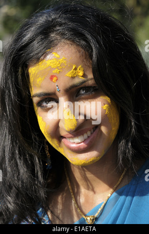 Eine schöne indische Braut während einer Pithi oder Vidhi Zeremonie vor der Hochzeit. Stockfoto