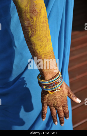 Eine schöne indische Braut während einer Pithi oder Vidhi Zeremonie vor der Hochzeit. Stockfoto