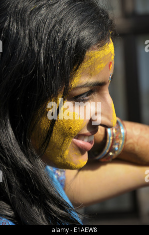 Eine schöne indische Braut während einer Pithi oder Vidhi Zeremonie vor der Hochzeit. Stockfoto