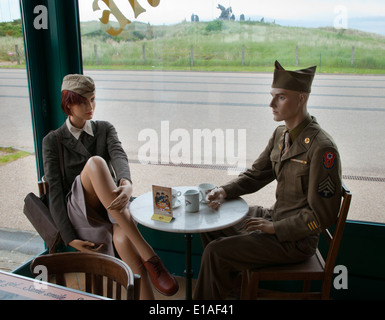 Mannequins in WWII Uniform im Café am Utah Beach Stockfoto