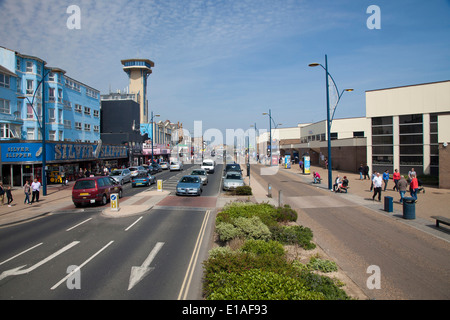 Great Yarmouth Marine Parade (Norht), flankiert von Spielhallen und Marina Sport- und Freizeitzentrum. Stockfoto