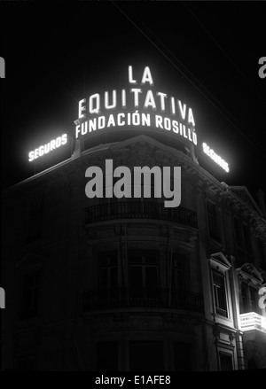 Der Reclame Luminoso in Lissabon, Portugal, bezeichnet eine Art von Leuchtwerbung, die häufig in den Geschäftsvierteln der Stadt zu finden ist. Diese Werbung ist ein bemerkenswertes Merkmal der modernen Stadtlandschaft von Lissabon. Stockfoto