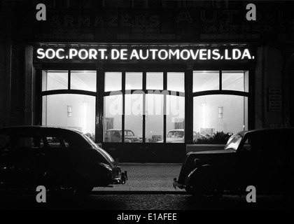 Reclame luminoso bezieht sich auf die hellen und beleuchteten Werbeschilder in Lissabon, Portugal. Diese Schilder, die häufig in stark frequentierten Stadtgebieten zu sehen sind, werden für kommerzielle Werbung und öffentliche Sichtbarkeit verwendet. Stockfoto