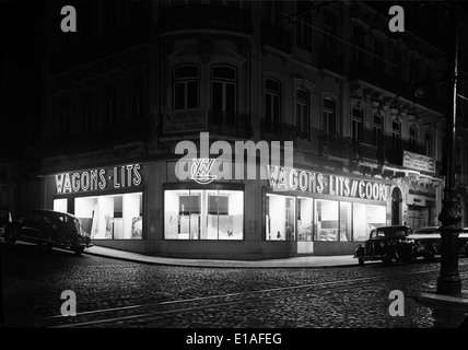 Dieses Foto zeigt eine leuchtende Werbung (Reclame luminoso) in Lissabon, Portugal. Das Bild zeigt die Verwendung von Beleuchtung in der Werbung und fängt die lebendige Energie der Stadt und ihres kommerziellen Umfelds ein. Stockfoto