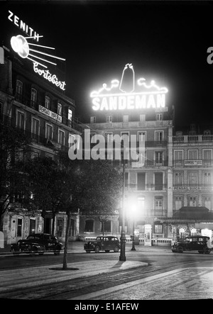 Die beleuchtete Werbung in Lissabon, Portugal, stellt einen wichtigen Aspekt der modernen Handelskultur der Stadt dar und zeigt den Schnittpunkt von Licht und Werbedesign. Stockfoto