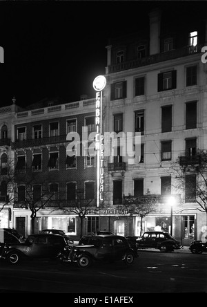 Ein Reclame luminoso ist eine hell erleuchtete Werbung, die in öffentlichen Räumen ausgestellt wird. Diese Werbung findet sich häufig in Lissabon, Portugal, und ist ein wichtiger Bestandteil der kommerziellen und visuellen Kultur der Stadt. Sie spielen eine Rolle bei der Vermarktung und dem Engagement der Öffentlichkeit, die häufig an prominenten Gebäuden oder Bereichen mit hohem Fußgängerverkehr zu sehen sind. Stockfoto