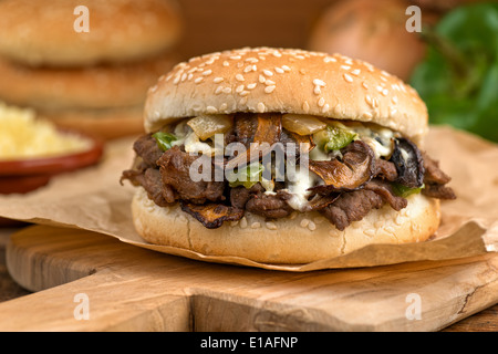 Ein klassisches Steak schmelzen Sandwich mit grünem Pfeffer und Zwiebeln. Stockfoto