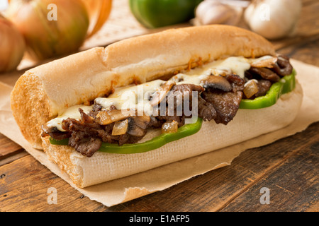 Eine köstliche Backofen backen Steak und Käse u-Boot-Sandwich mit Champignons, Paprika und Zwiebel. Stockfoto