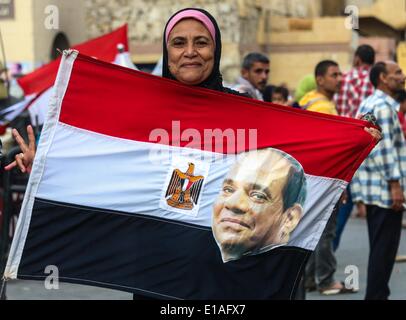 Alexandria, Ägypten. 28. Mai 2014. Ein Verfechter von Ägyptens Präsidentschaftskandidat Abdel Fattah al-Sisi hält eine ägyptische Nationalflagge mit einem eingefügten Porträt von Sisi in der Nähe von einem Wahllokal in Alexandria, costal Stadt von Ägypten am 28. Mai 2014. Ägyptens Dreitages-Abstimmung zu Ende um 21:00 Ortszeit (1800GMT) am Mittwoch für den ersten Präsidentschaftswahlen nach dem Sturz des ehemaligen islamistischen Präsidenten Mohamed Morsi gekommen. Bildnachweis: Asmaa Abdelatif/Xinhua/Alamy Live-Nachrichten Stockfoto