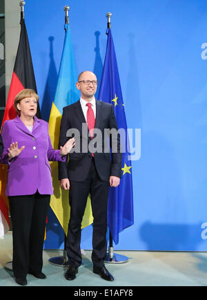 Berlin, Deutschland. 28. Mai 2014. Deutsche Bundeskanzlerin Angela Merkel (L) und ukrainische Ministerpräsidentin Arseniy Yatsenyuk posieren für Fotos während einer Pressekonferenz vor einem Abendessen und gemeinsamen Gesprächen im Kanzleramt in Berlin, Deutschland am 28. Mai 2014. Die ukrainische Premierminister Arseny Yatsenyuk sagte am Mittwoch, dass sein Land ein europäisches Land unter den neu gewählten Präsidenten Petro Poroshenko werden sollte. Bildnachweis: Zhang Fan/Xinhua/Alamy Live-Nachrichten Stockfoto