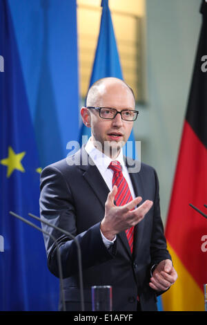 Berlin, Deutschland. 28. Mai 2014. Ukrainische Ministerpräsidentin Arseniy Yatsenyuk besucht eine Pressekonferenz vor einem Abendessen und gemeinsamen Gesprächen im Kanzleramt in Berlin, Deutschland am 28. Mai 2014. Die ukrainische Premierminister Arseny Yatsenyuk sagte am Mittwoch, dass sein Land ein europäisches Land unter den neu gewählten Präsidenten Petro Poroshenko werden sollte. Bildnachweis: Zhang Fan/Xinhua/Alamy Live-Nachrichten Stockfoto