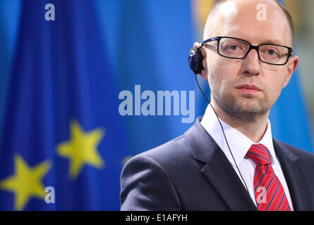 Berlin, Deutschland. 28. Mai 2014. Ukrainische Ministerpräsidentin Arseniy Yatsenyuk besucht eine Pressekonferenz vor einem Abendessen und gemeinsamen Gesprächen im Kanzleramt in Berlin, Deutschland am 28. Mai 2014. Die ukrainische Premierminister Arseny Yatsenyuk sagte am Mittwoch, dass sein Land ein europäisches Land unter den neu gewählten Präsidenten Petro Poroshenko werden sollte. Bildnachweis: Zhang Fan/Xinhua/Alamy Live-Nachrichten Stockfoto