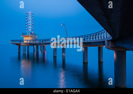 Die Brant Street Pier in Spencer Smith Park in der Abenddämmerung. Burlington, Ontario, Kanada. Stockfoto